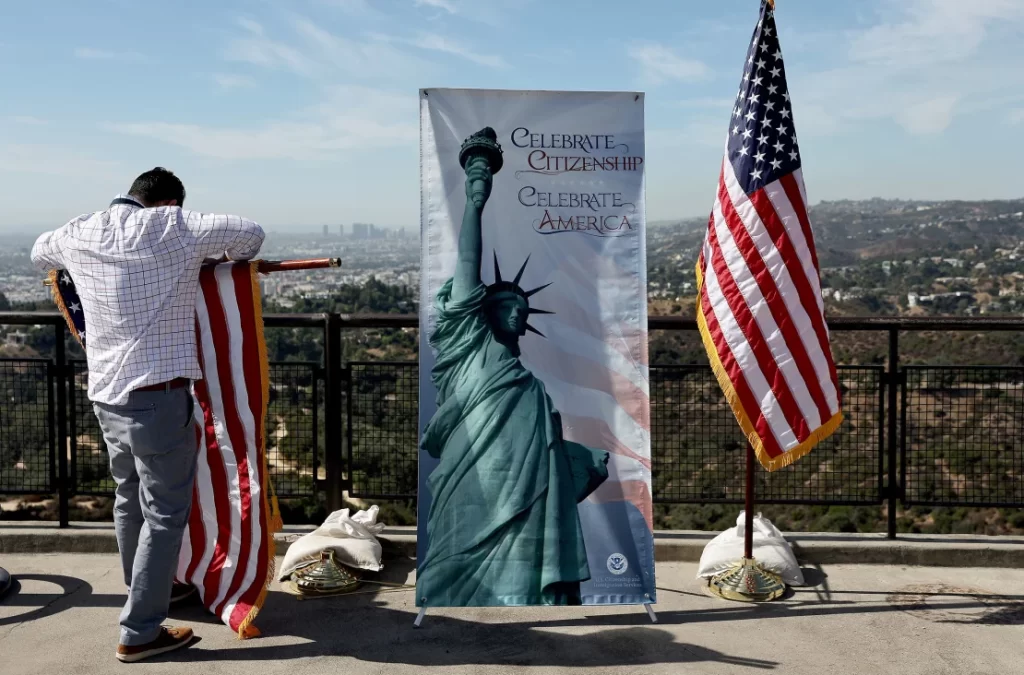 El sorpresivo anuncio del presidente Donald Trump sobre un programa de "tarjeta dorada", que ofrecería a extranjeros adinerados un camino hacia la ciudadanía estadounidense por una inversión de $5 millones, ha despertado tanto interés como escepticismo